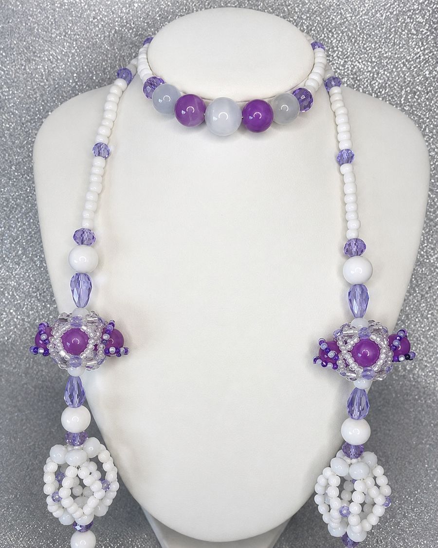 Detalle de collar de cuentas moradas y blancas hecho a mano